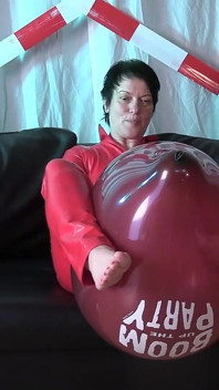 Bosa lateks milf bawi się balonem