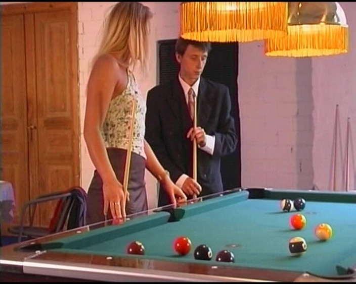 Deutsche XXX Filme: Крошке-блондинке из Германии полностью трахнули ее тугую киску на бильярдном столе