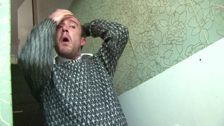 UK Sinners: 可爱的继女carly rae被她的继父luke Hotrod操