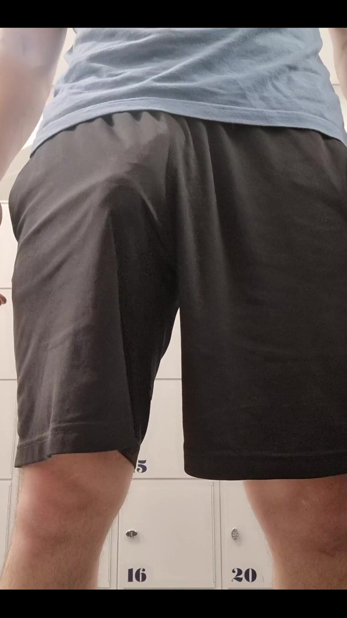 Awesome A: La vestiarul sălii de sport