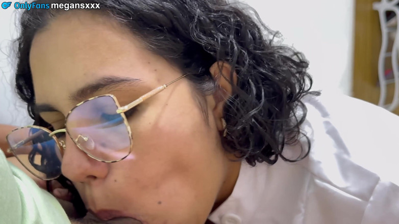 MeGanSxx: Acesta este modul în care sperma este extrasă cu gura și curul