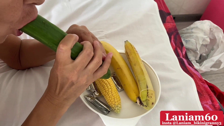 TaniaMilf: Bà già mọng nước lồn cực độ nhét dưa chuột bắp...