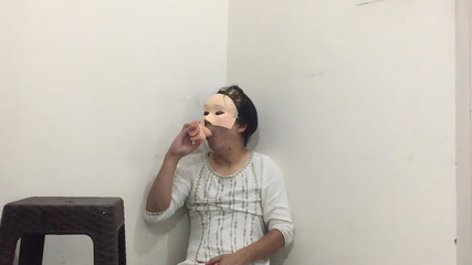 Sissy Sheenu: Femboy Sissy深喉假阳具，玩弄她们的乳头并射精