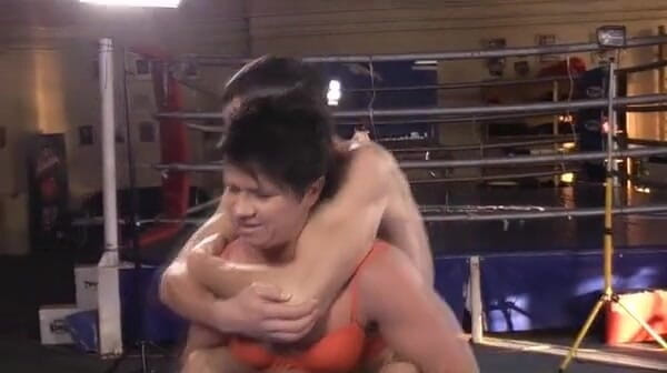 European Lift and Carry Club: Samantha Sunny im wrestling-spiel mit ihrem jungen