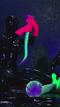 Brincando no escuro com nossos grandes dildos de tentáculos