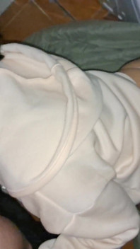 Soție latino sexy în șosete albe mănâncă sperma vecinului