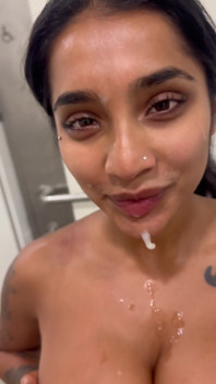 Sexo No Banheiro Do Aeroporto Com Minha Esposa - Yasmina Khan