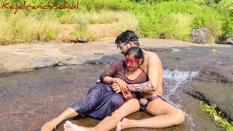 Sexy biwi: Mi-am dus cumnata mai mică în junglă și am futut-o sub apă