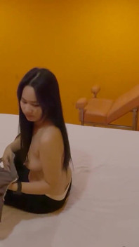 Awek Thai, Nong Bee, secara rahsia mempunyai kaitan seksual dengan lelaki lain semasa berkahwin.v100125(s)
