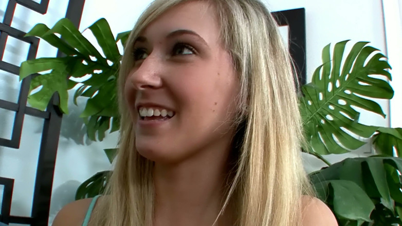 Lesbian Love Movies: Fialové legíny zůstaňte - zrzka jí svou blonďatou kamarádku na podlaze