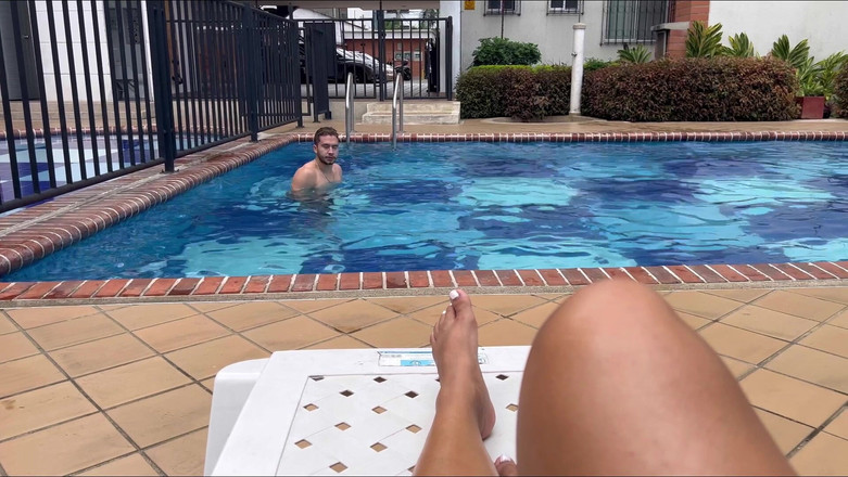 Naty Delgado: Kecil molek menggoda jirannya di kolam dan kemudian mengongkeknya sebelum...