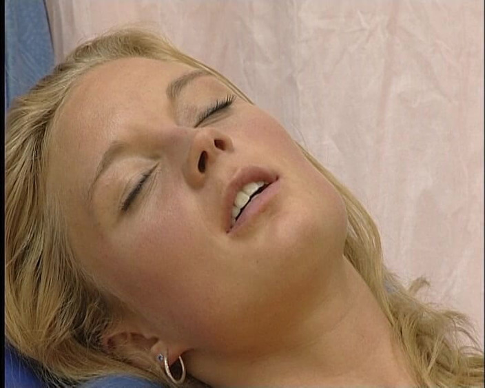 YOUR FIRST PORN: Vanessa &amp; Tina Lesbische Freundinnen Haben Spass. Vanessa &amp; tina le amiche...