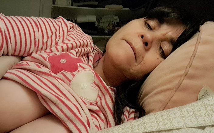 Mommy big hairy pussy: In bed met een jonge minnaar voel ik het hard