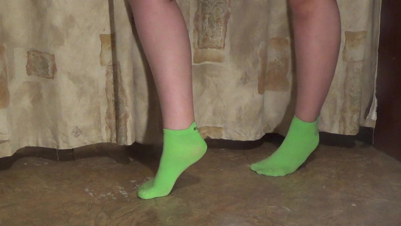 Goddess Misha Goldy: Feets , calf muscle and walking on toes fetishes in green...
