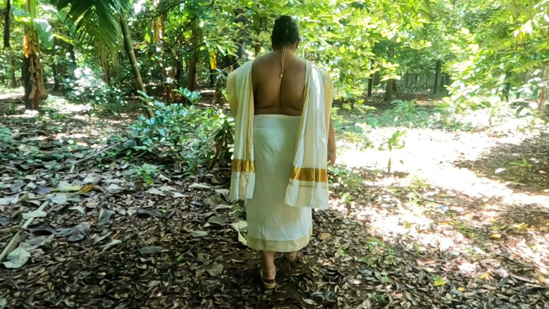 Anne Ipe: Mundu ชุดดั้งเดิมสไตล์ Kerala, สาวแก้ผ้าเอาท์ดอร์เปิดโปงหุ่นเปลือยเซ็กซี่ของเธอ