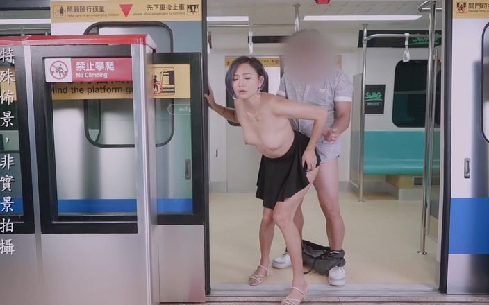 Perv Milfs n Teens: Metroda Asyalı azgın hatunla sahne - sapık orta yaşlı seksi kadınlar