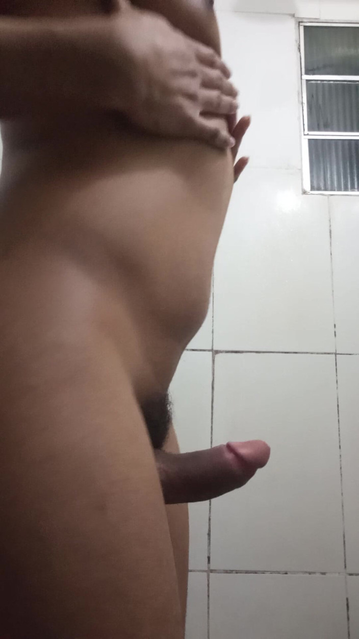 AngelMature: Madrasta tira a roupa para ser vista atrás da porta...