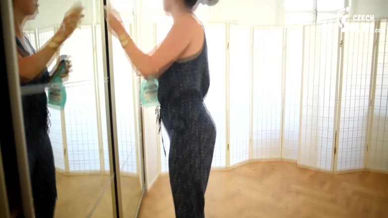 Czech Soles - foot fetish content: Limpando os pés nus da mulher e seu chefe puta