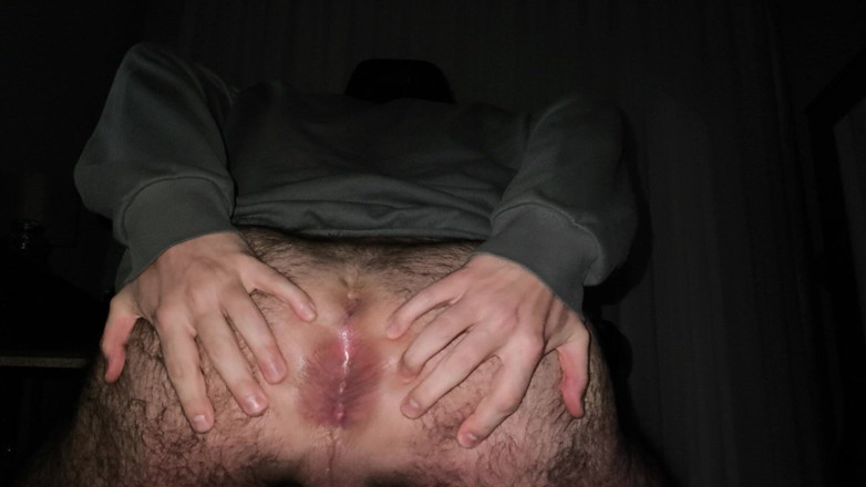 Cummyboy90: Chlupatý zadek nevlastního otce na tebe čeká