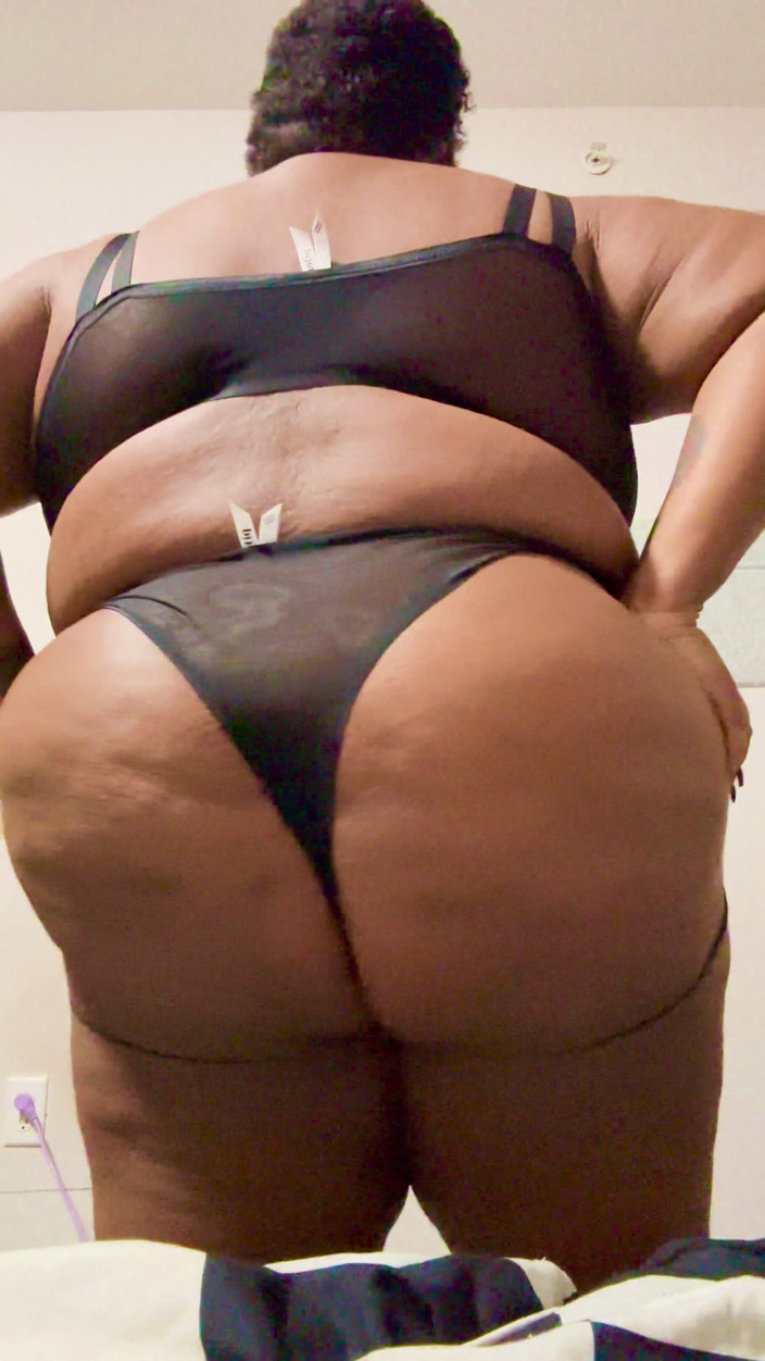 Monique Starr: Ingoio il culo grasso del mio perizoma intero bbw wedgie...