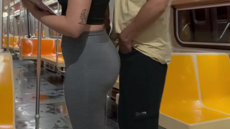 Gabi SweetCouplesStories: Une étudiante se fait éjaculer dans le métro de New York.