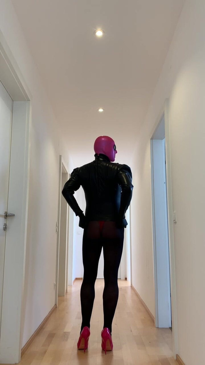 PervyLara: Gemaskerde latexpop