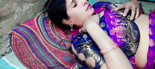 Renudbf: 穿着巴纳拉西纱丽服的漂亮新娘在性爱室里玩得很开心