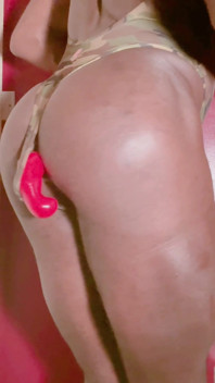 黒い筋肉のパパは、前立腺の搾乳をしっかりし、その後の弾丸振動おもちゃ、セッションを自分自身に与えます