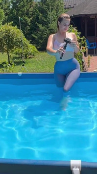 Nefesimi havuzda su altında tutarken dildo sikişi ve dildo sakso