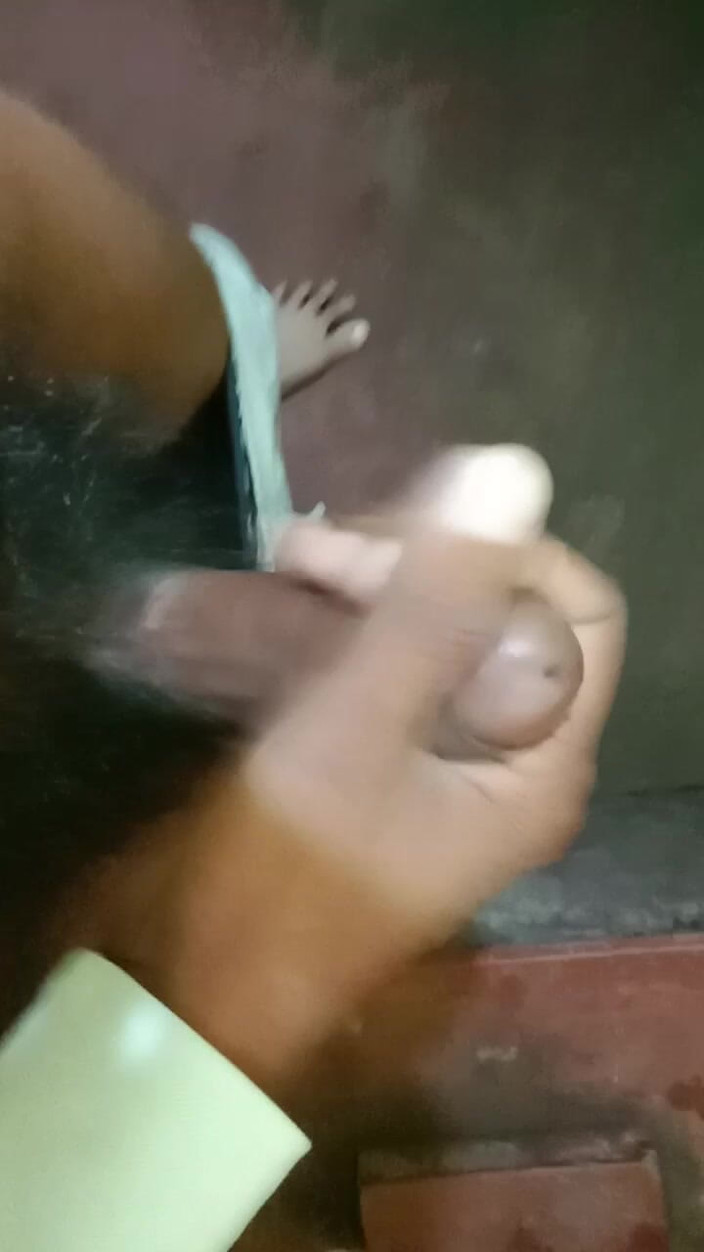 Kala Desi: 一人で座って震えている