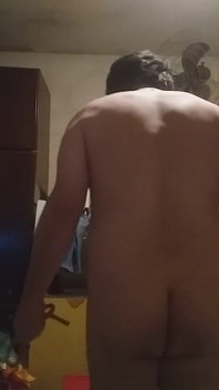 Mostro il mio culo saltando le corde nudo