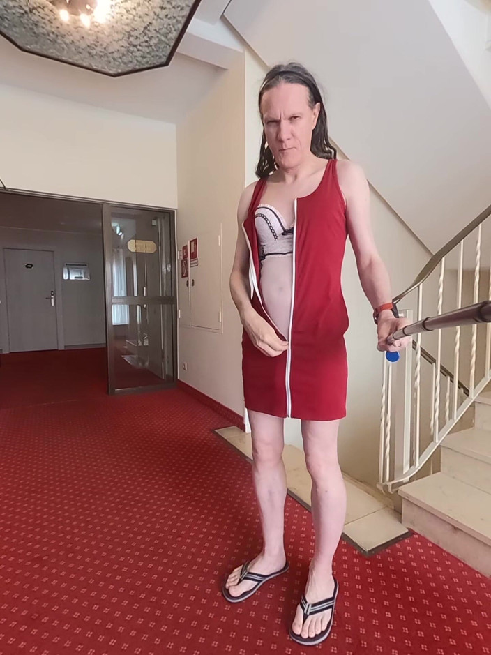 Slut Bella: Passeggiata in hotel (2)