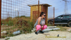 Pee Adventures: Velká kráska v punčochách čůrá na beton