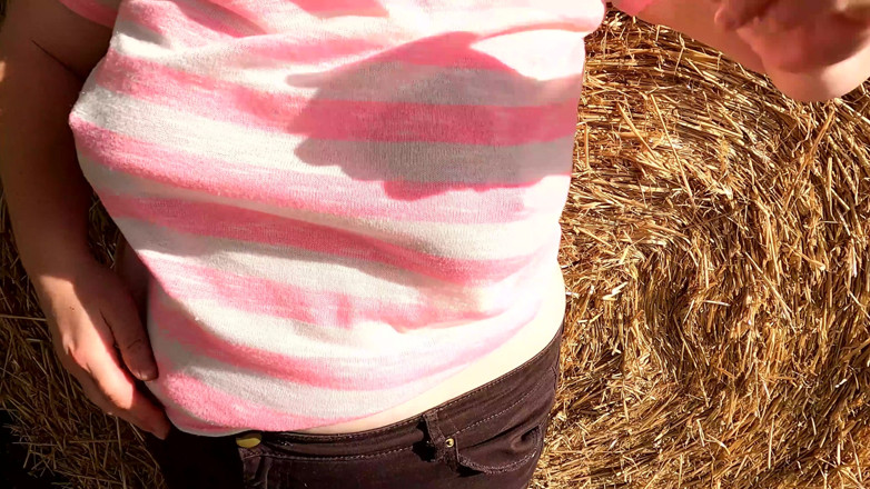 Bouncy Tits Action: Schiaffeggia le sue tette piccole fino a quando non si...