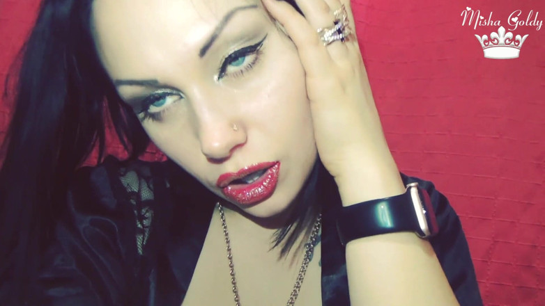 Goddess Misha Goldy: Altın parıltılı kırmızı dudaklar