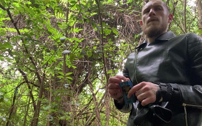 Hunky time: Läder dominerande rökning cigarett