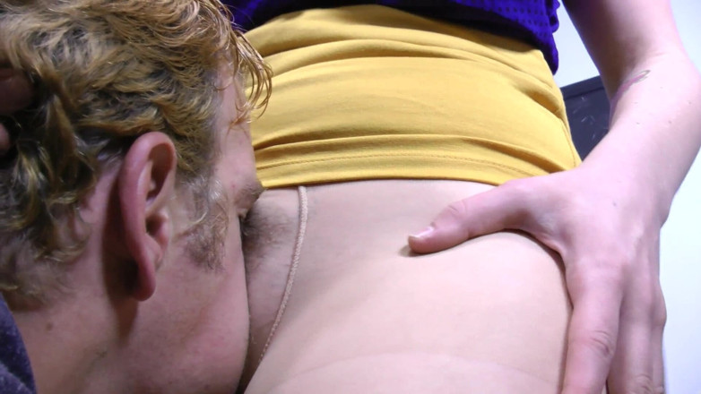 Femdom Sex: Estudiante dominado recibe instrucciones para lamer a su maestra rubia