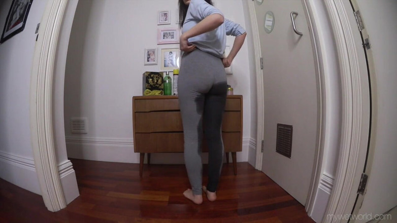 Faye Taylor: Faye Taylor polindo e mijando em leggings cinzas