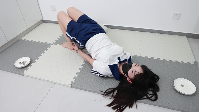 Asian bondage: 情侣游戏，女友要在手铐脚镣的束缚下拾取钱币