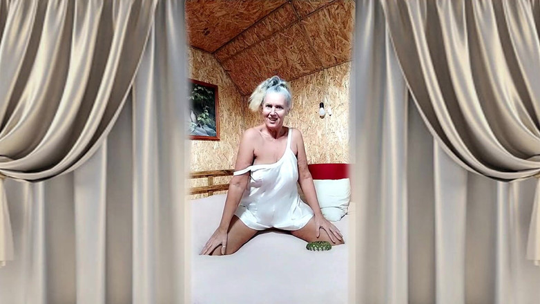 Lukerya: Hete huisvrouw Lukerya op een groot zacht bed