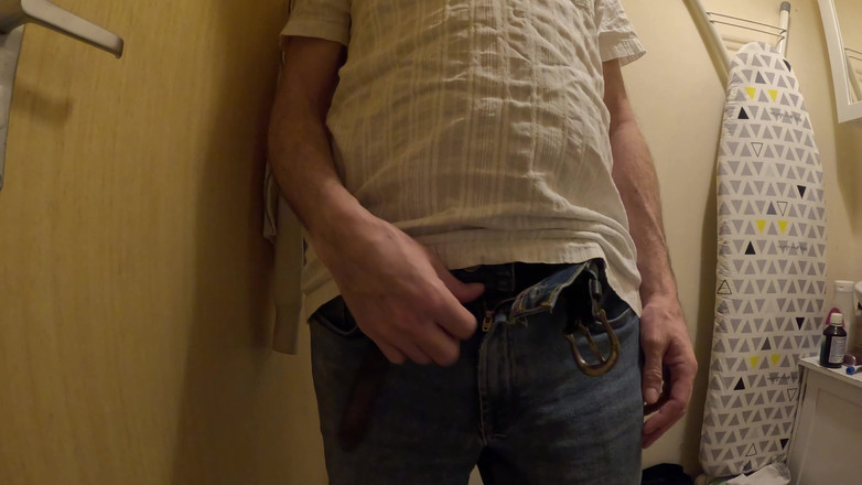 Rockardglans: Grande cazzo non circonciso si sega e sborra da vicino...