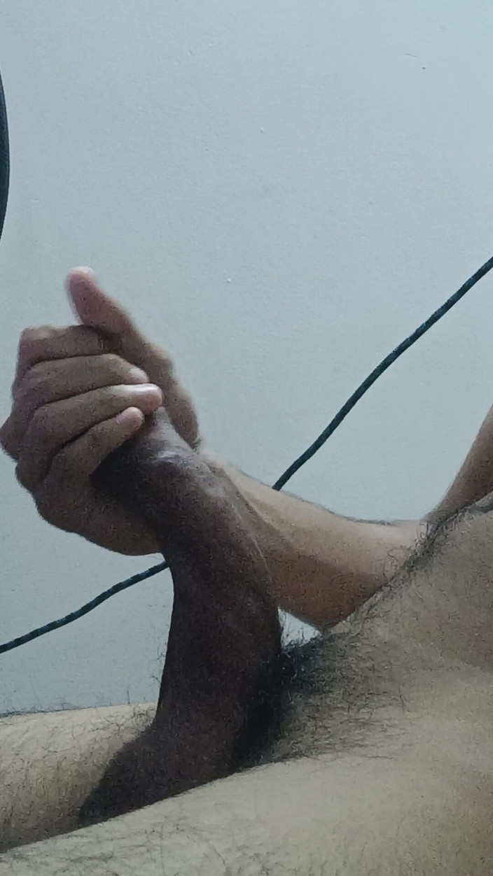 slayboy69: 热辣的男孩观看鸡巴英雄并失去他的耐心来达到高潮很长一段时间