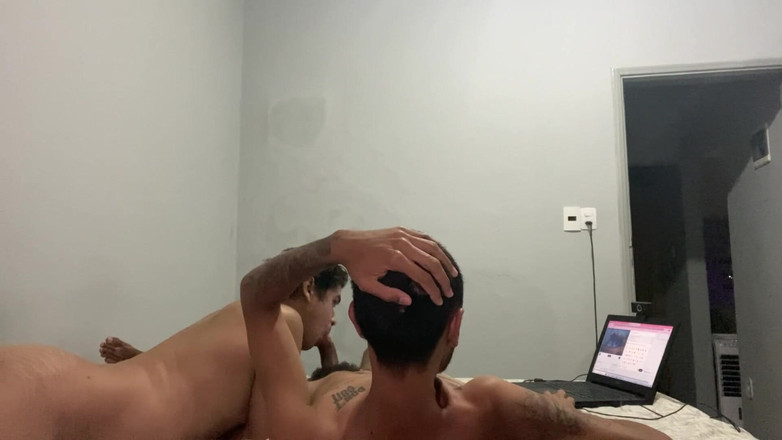 Leandro e Asafe: 흑인 대물 자지에게 따먹히는 두 명의 음란한 젊은 남자