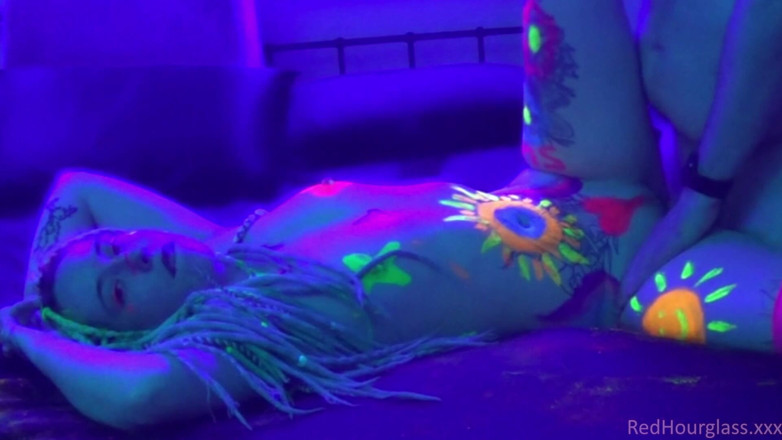 Red Hourglass Amateurs: Blacklight zábava s Melanie Sugar