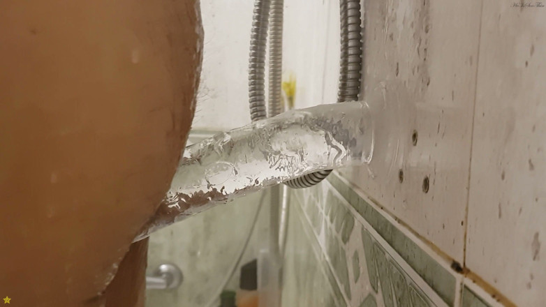 HeIsSooThin: Succhiando il mio nuovo grosso dildo e cercando di scoparlo!