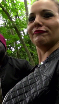 Outdoor-dreierfick für sexy brünette mit dickem arsch