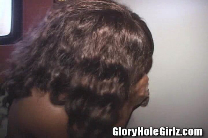Glory Hole Girlz: Pěkná prsa rovnátka Černá děvka saje ptáky sperma postříkaná glory hole...