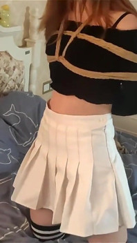 Petite beauté timide