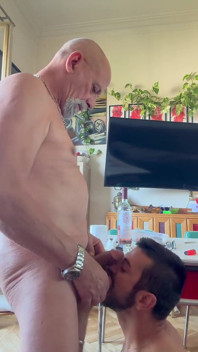 Vecchio papà dominante e ragazzo