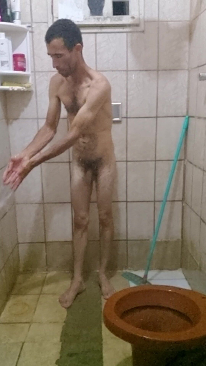 osmar1221: Yo tomando una ducha con un duro y masturbándome hasta...